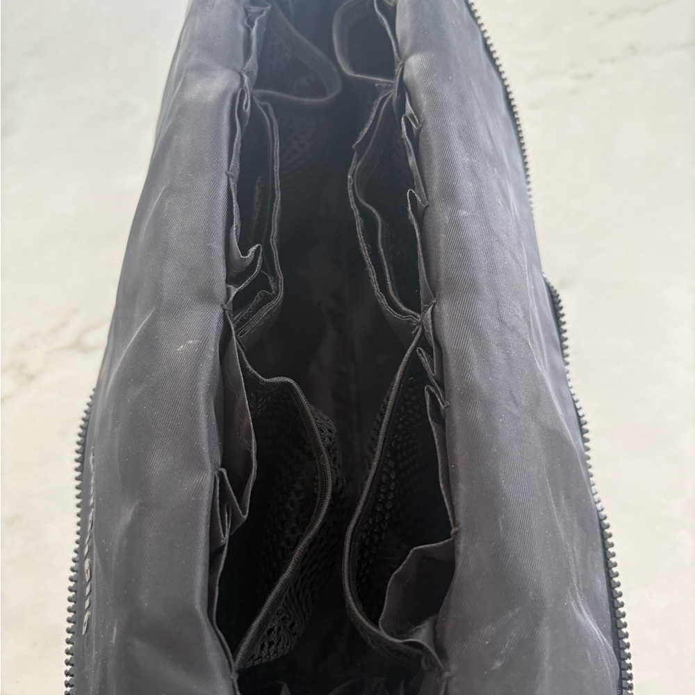 Large Parallelle Toiletry Case - Picture 3 of 6